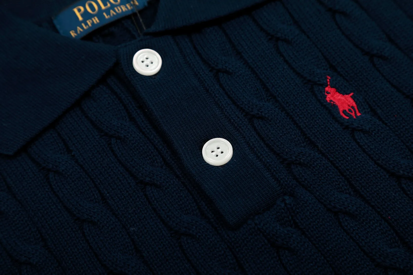 P166 💰 "Top quality" Style number: DS023# (not off the shelves all year round) [Ralph Lauren POLO lapel solid color pony embroidered logo knitted vest short sleeves] ✅Ralph Lauren Ralph Lauren classic basic versatile all-season cardigan knitted POLO vest vest short sleeves ✅Main supplier platform live broadcast Wholesale entity Replacement when out of stock Not off the shelf ✅ZP quality 1:1 version Scan the code to enter the GF website Counter quality ✅Details and quality are the only one in Guangzhou. Imported quality cotton yarn, focusing on high-end, cost-effective. Needless to say good quality. ✅Restore the original version. The maximum size can be worn up to 150 pounds. Loose, comfortable and stress-free. Olive green, denim blue, Chinese red